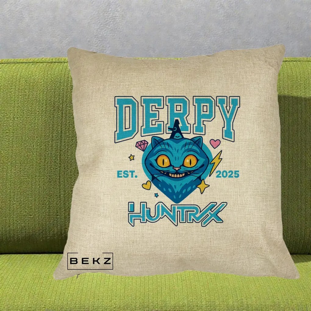 Perna Personalizata K-pop HUNTRX Derpy Pisica Albastra, 40x40 cm, Crem, Husa Detasabila, Perna Inclusa, BEKZ®