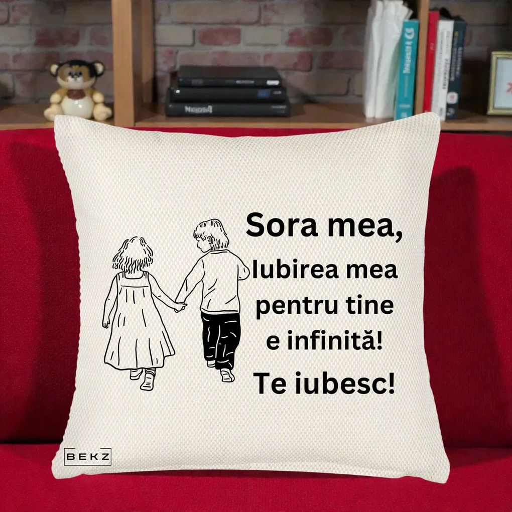 Cadou pentru Sora - Perna Personalizata Sora Mea Te Iubesc Copii Tinand Maini din Spate, 40x40 cm, Crem Reliefat, Husa Detasabila, Perna Inclusa, BEKZ®