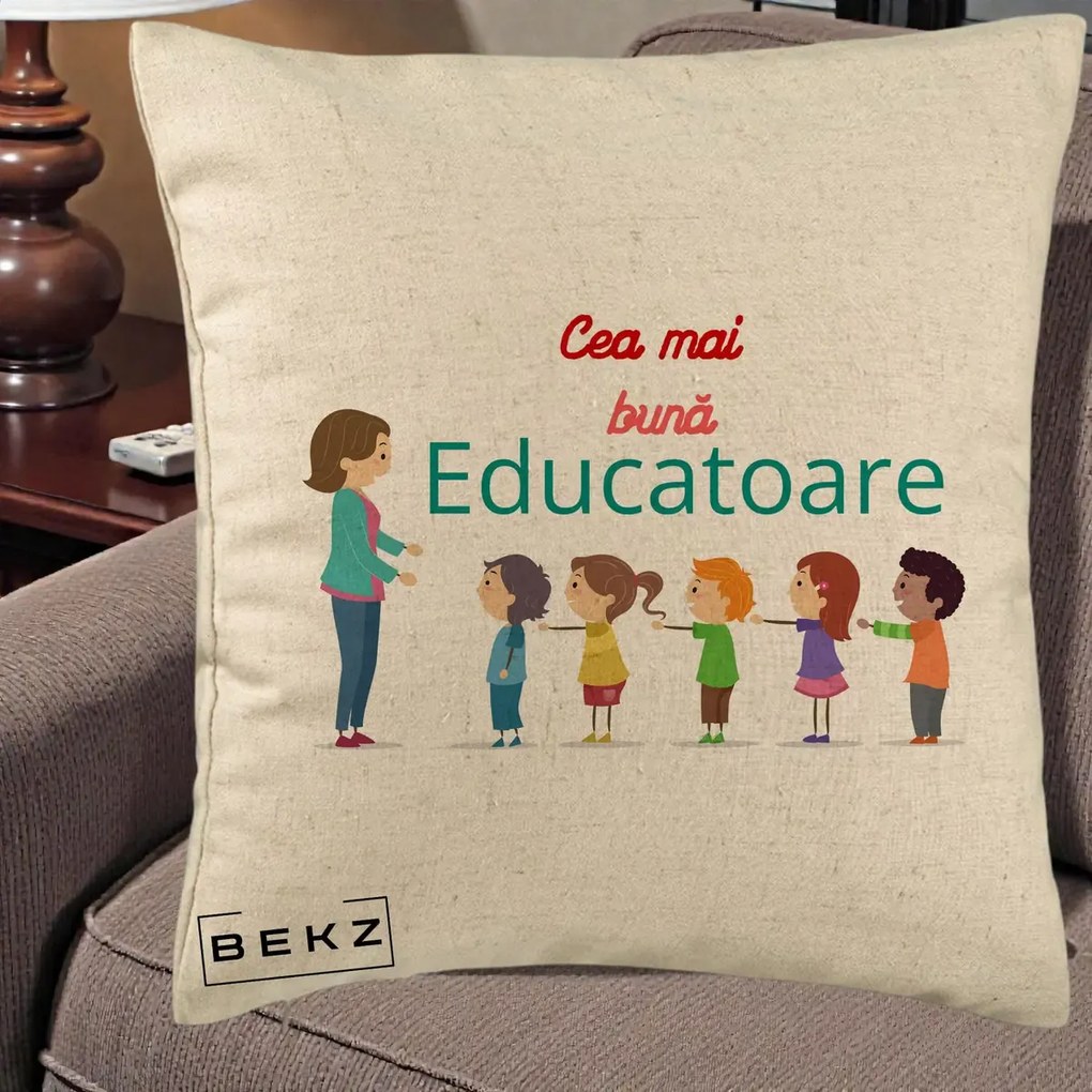 Cadou pentru Educatoare - Perna Personalizata Cea mai Buna Educatoare cu Ilustratie Copii si Educatoare, 40x40 cm, Bej, Husa Detasabila, Perna Inclusa, BEKZ®