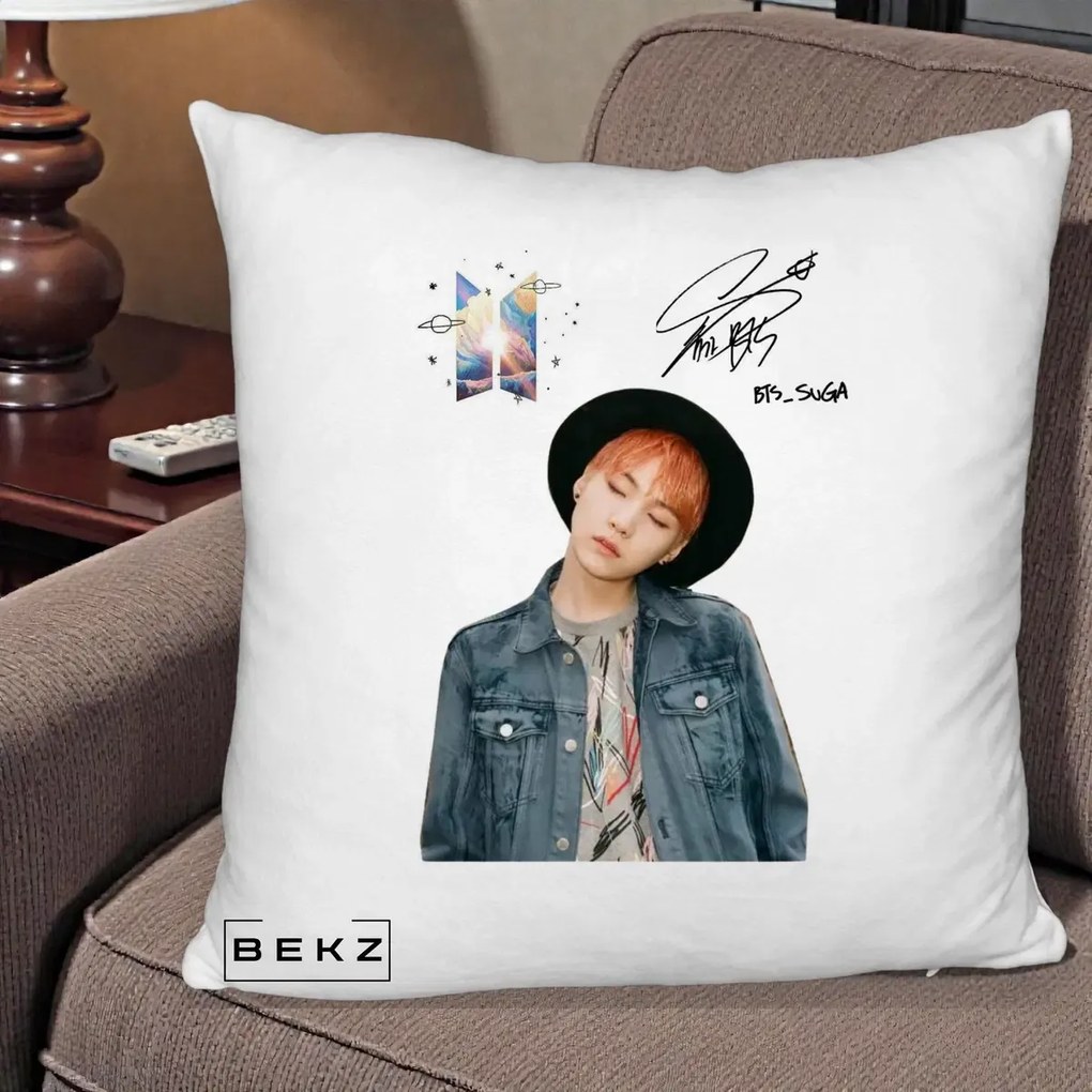 Perna Personalizata K-pop BTS Suga par Portocaliu Palarie Autograf, 40x40 cm, Alb Pufos, Husa Detasabila, Perna Inclusa, BEKZ®