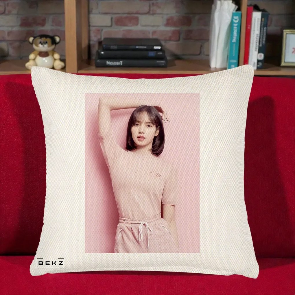 Perna Personalizata K-pop BLACKPINK Lisa Roz, 40x40 cm, Crem Reliefat, Husa Detasabila, Perna Inclusa, BEKZ®