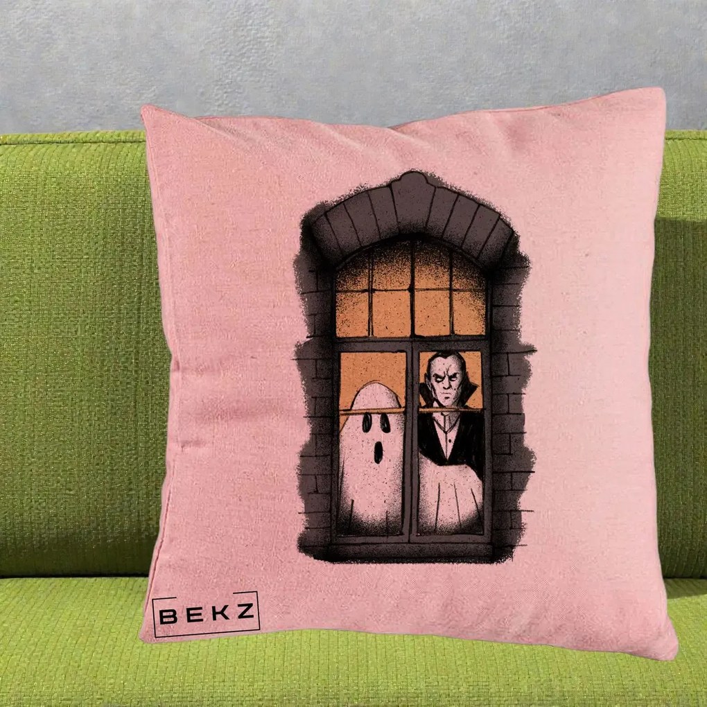 Perna Decorativa Halloween Fantoma si Dracula la Fereastra, 40x40 cm, Roz, Husa Detasabila, Perna Inclusa, BEKZ®
