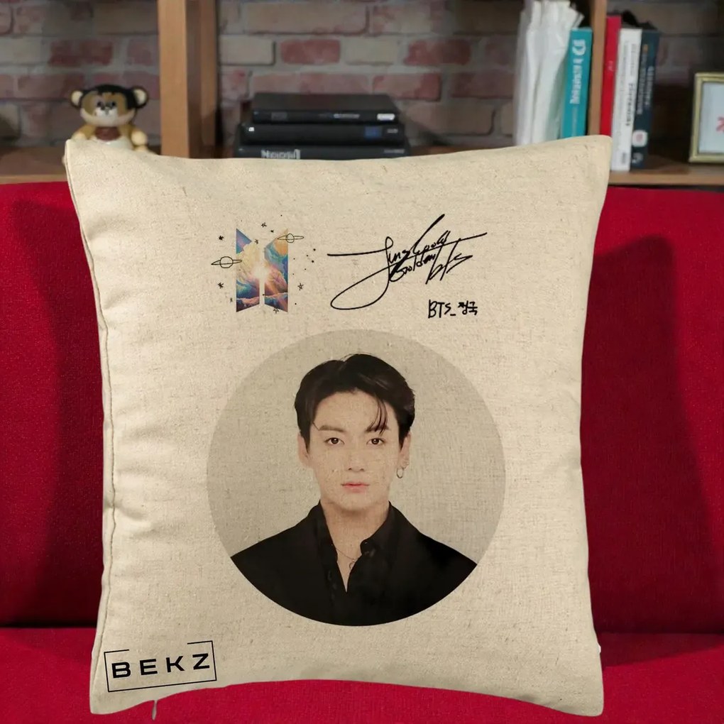 Perna Personalizata K-pop BTS Jungkook Portret cu Autograf, 40x40 cm, Bej, Husa Detasabila, Perna Inclusa, BEKZ®