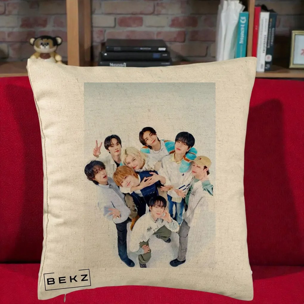 Perna Personalizata K-pop Stray Kids Foto Grup Bleu, 40x40 cm, Bej, Husa Detasabila, Perna Inclusa, BEKZ®