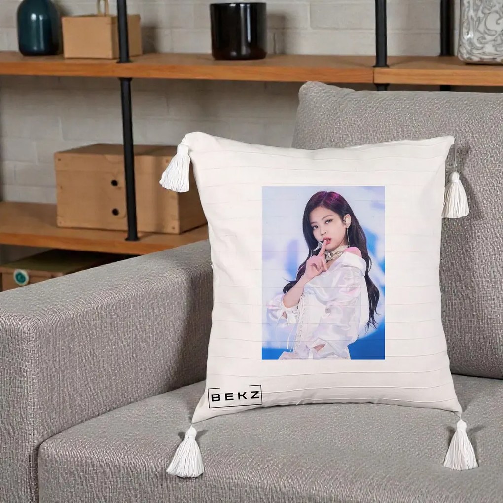 Perna personalizata K-pop BLACKPINK Jennie Concert Alb cu Microfon, 45x45 cm cu Umplutura, Bej cu Franjuri, BEKZ