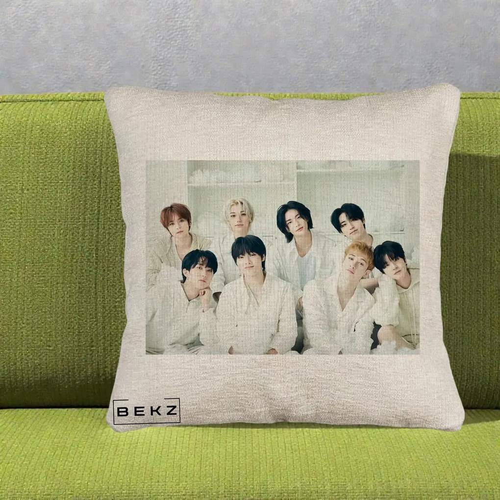 Perna Personalizata K-pop Stray Kids Foto Grup Alb All-White cu 8 Membrii, 40x40 cm, Bej Canapea, Husa Detasabila, Perna Inclusa, BEKZ®