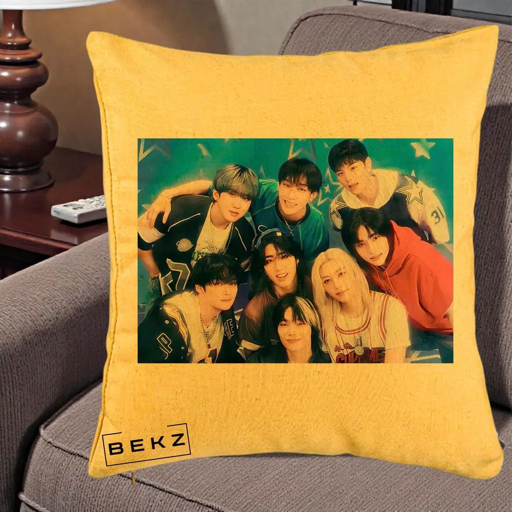 Perna Personalizata K-Pop Grup Foto Stele, 40x40 cm, Galben, Husa Detasabila, Perna Inclusa, BEKZ®