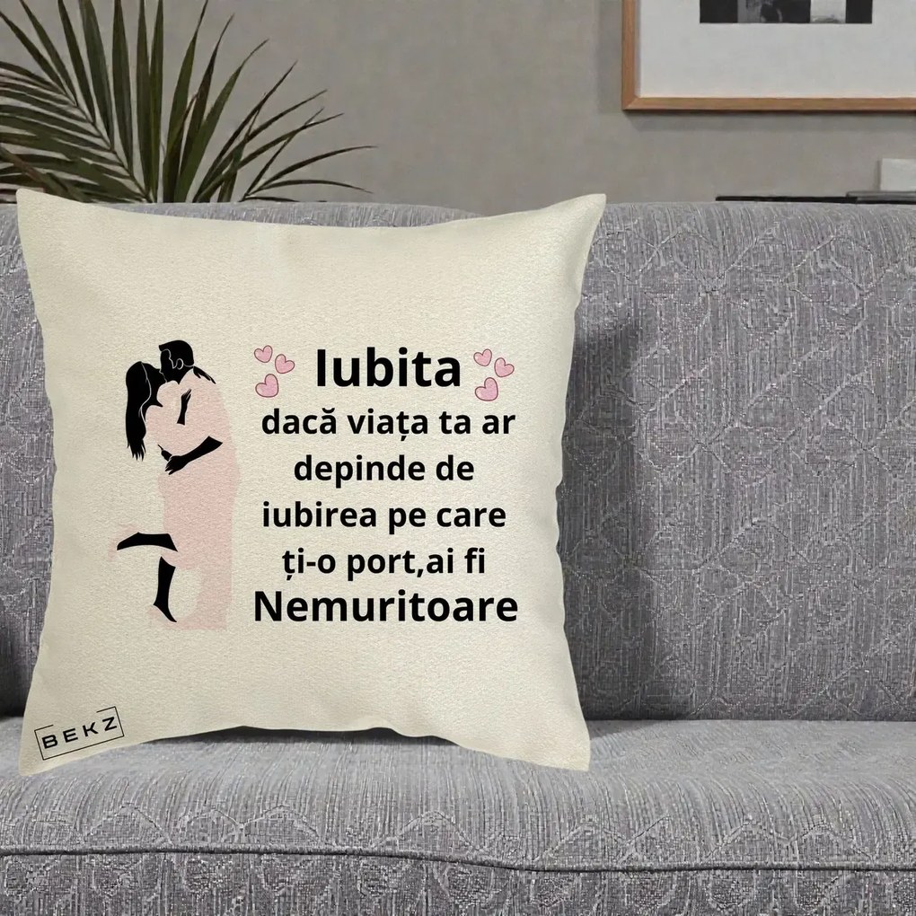 Cadou pentru Iubita - Perna Personalizata Iubita Nemuritoare cu Siluete de Cuplu, 40x40 cm, Ecru, Husa Detasabila, Perna Inclusa, BEKZ®