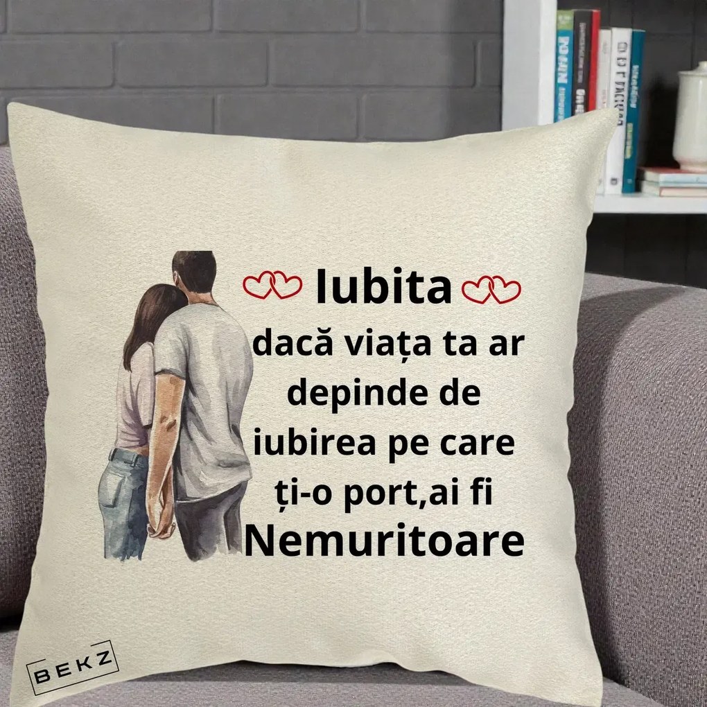 Cadou pentru Iubita - Perna Personalizata Iubita Nemuritoare cu Cuplu Acuarela Roz si Inimi, 40x40 cm, Ecru, Husa Detasabila, Perna Inclusa, BEKZ®
