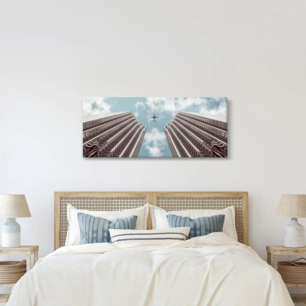 Tablou cuavion între clădiri (120x50 cm)