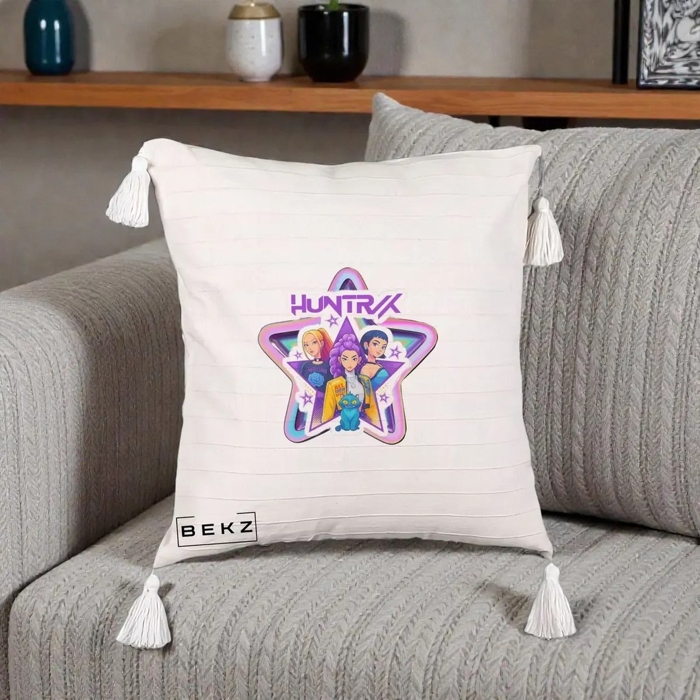Perna Personalizata K-pop HUNTRX Trio Stea cu Pisica, 40x40 cm, Bej cu Franjuri, Husa Detasabila, Perna Inclusa, BEKZ®