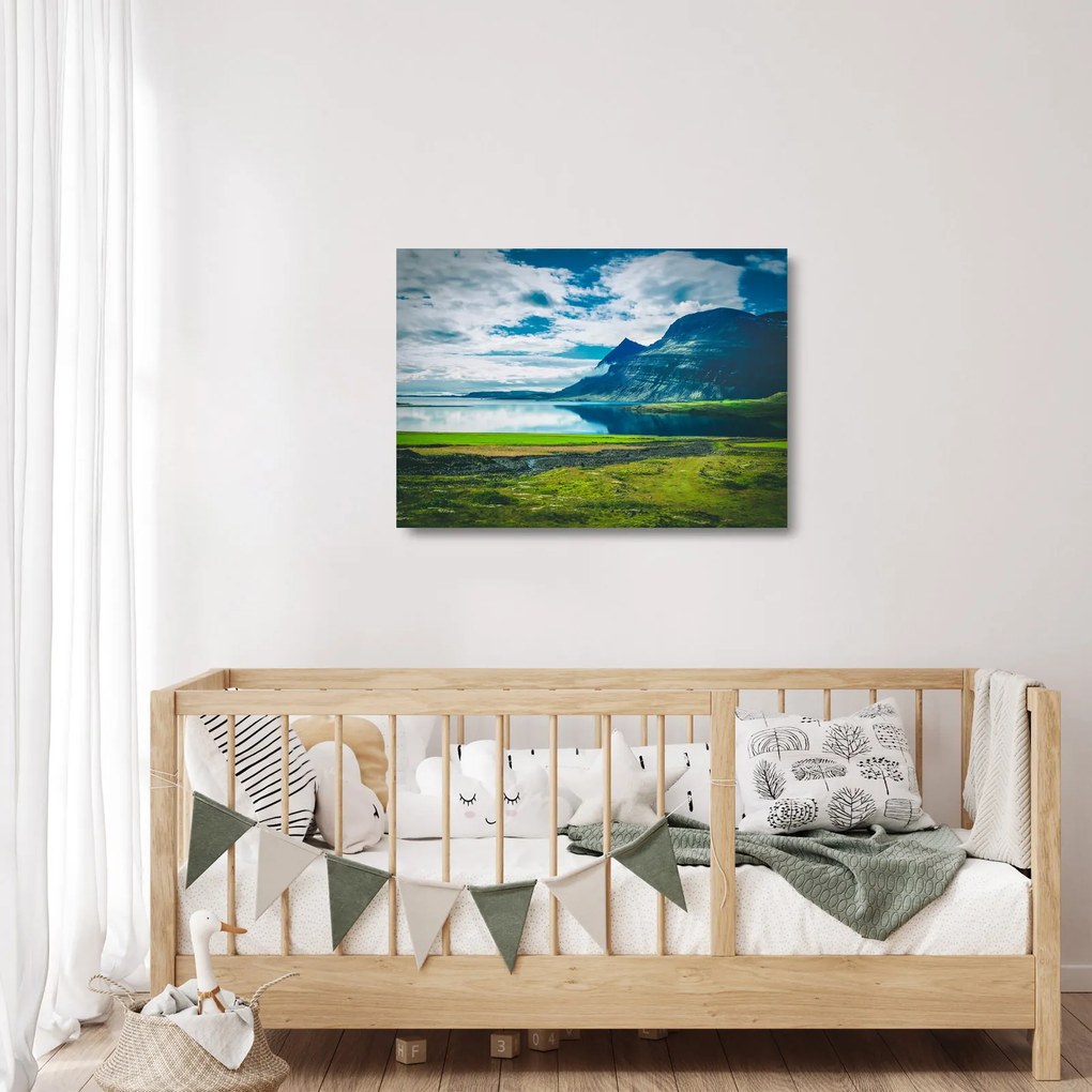 Tablou pe sticlă cu lac și munți (70x50 cm)