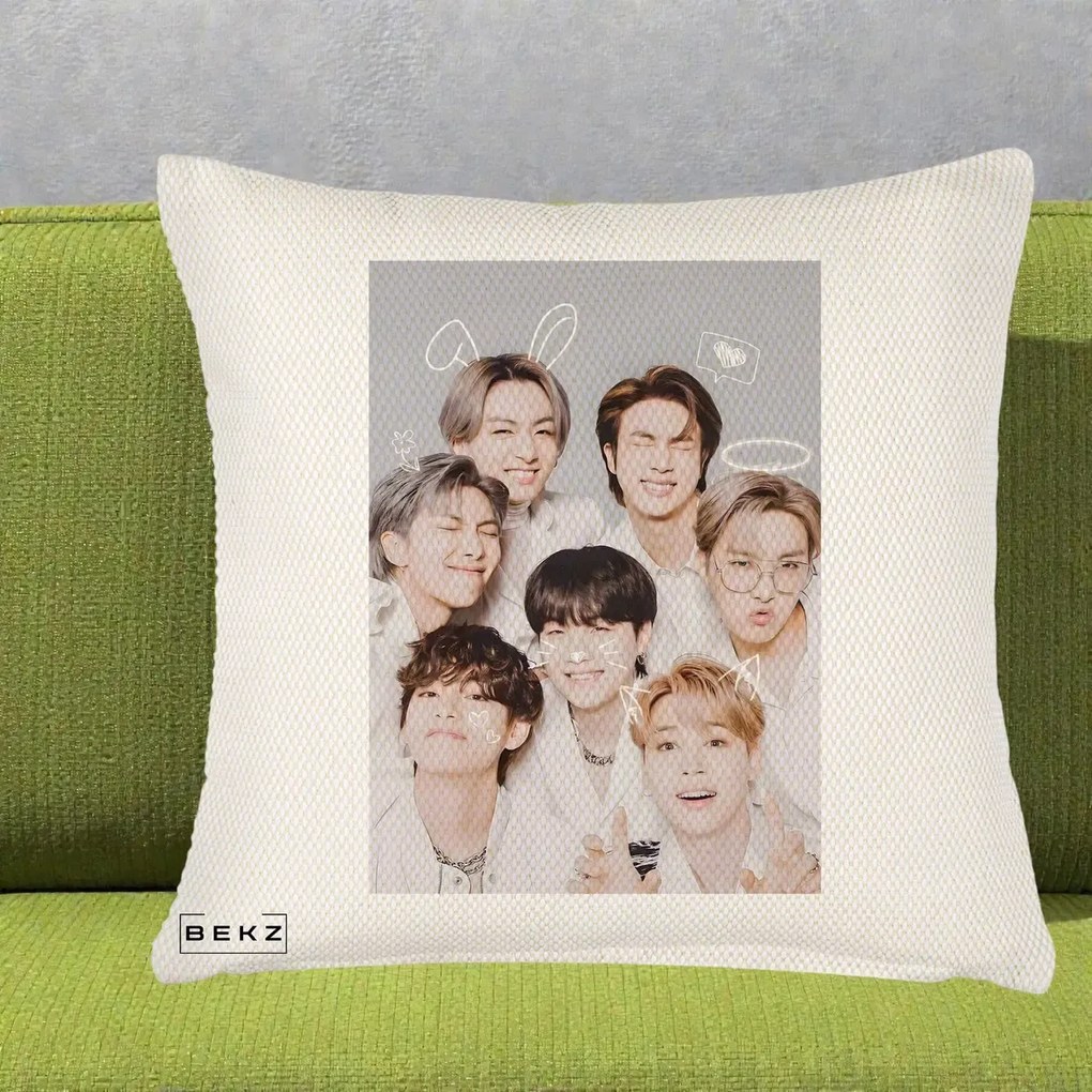 Perna Personalizata K-pop BTS Foto Grup Cute cu Animatii si 7 Membrii, 40x40 cm, Crem Reliefat, Husa Detasabila, Perna Inclusa, BEKZ®