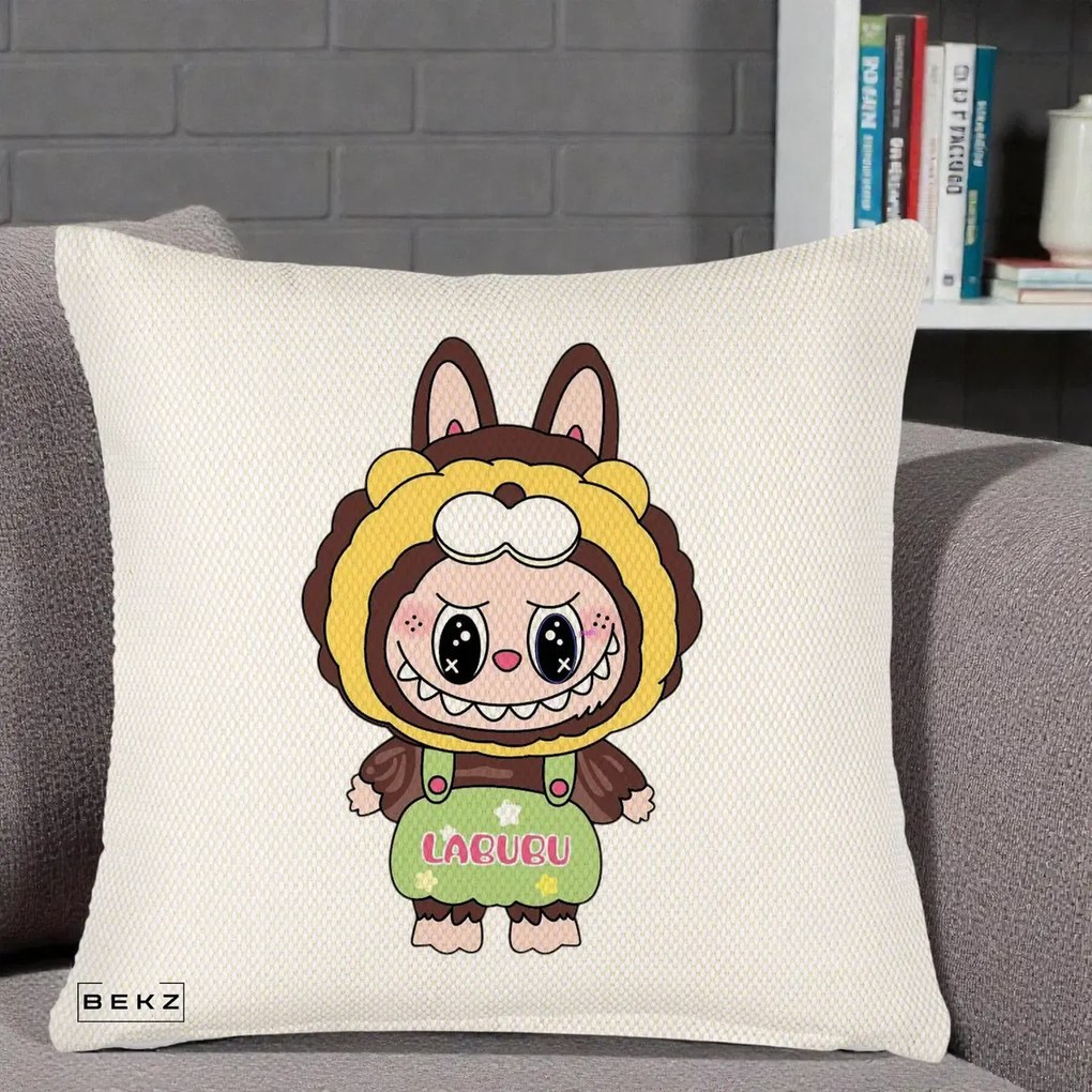 Perna Personalizata Labubu Leu Galben cu Salopeta, 40x40 cm, Crem Reliefat, Husa Detasabila, Perna Inclusa, BEKZ®