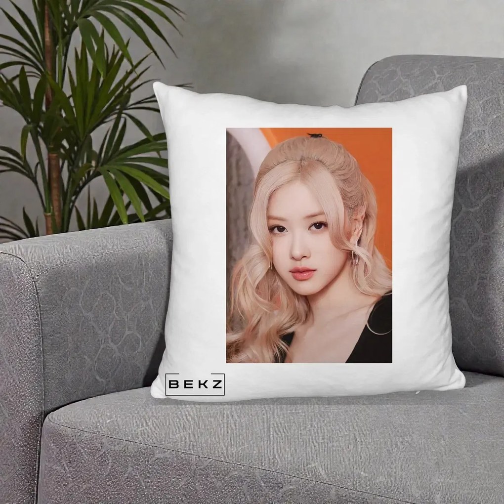 Perna Personalizata K-pop BLACKPINK cu Funda Rosie, 40x40 cm, Alb Pufos, Husa Detasabila, Perna Inclusa, BEKZ®
