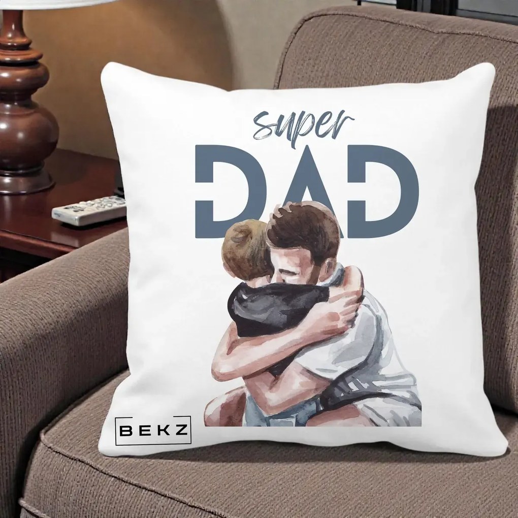 Cadou pentru Tata - Perna Personalizata Super Dad Tata si Fiu Imbratisare, 40x40 cm, Alba Mata, Husa Detasabila, Perna Inclusa, BEKZ®