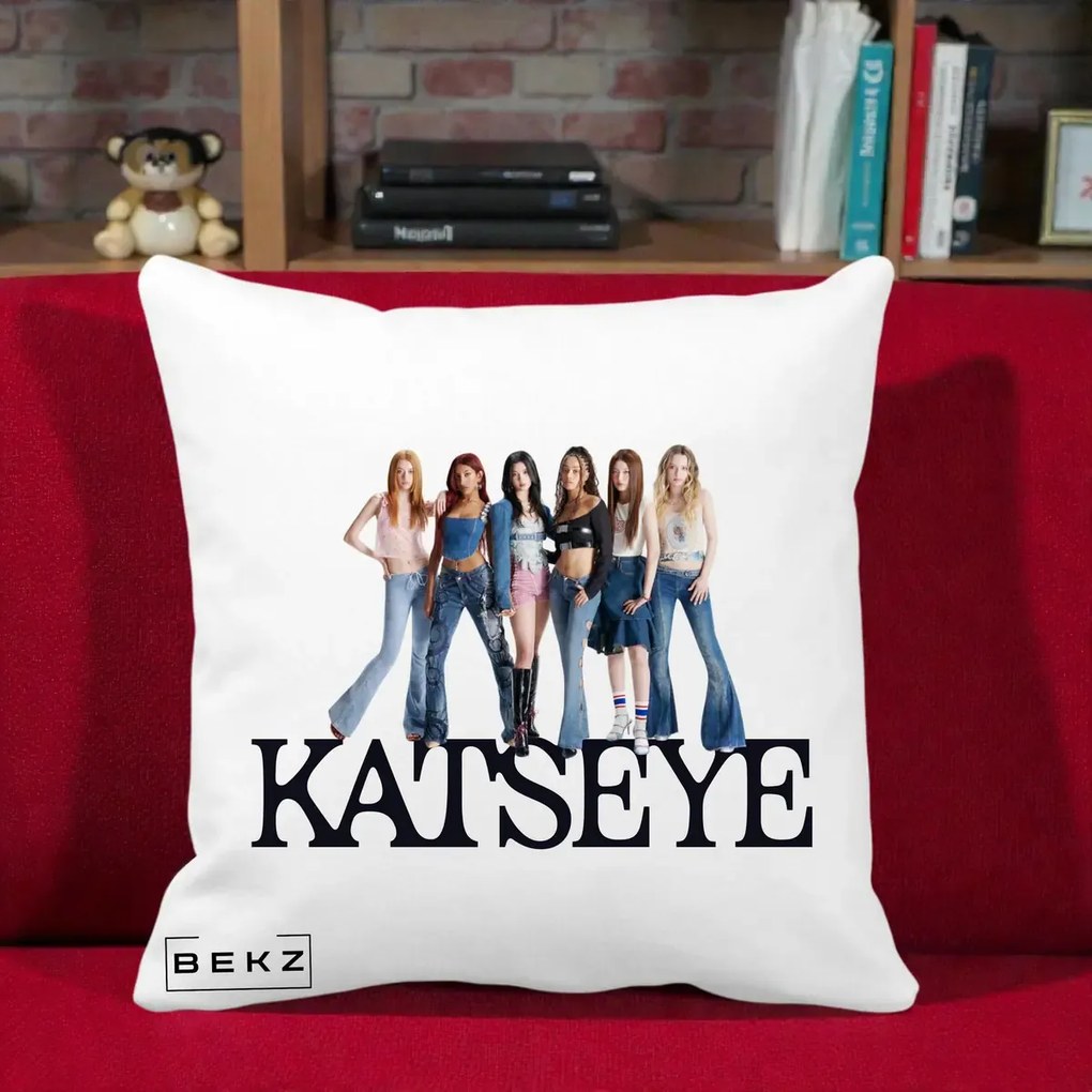 Perna Personalizata K-pop KATSEYE Foto Grup Blugi, 40x40 cm, Alba Mata, Husa Detasabila, Perna Inclusa, BEKZ®