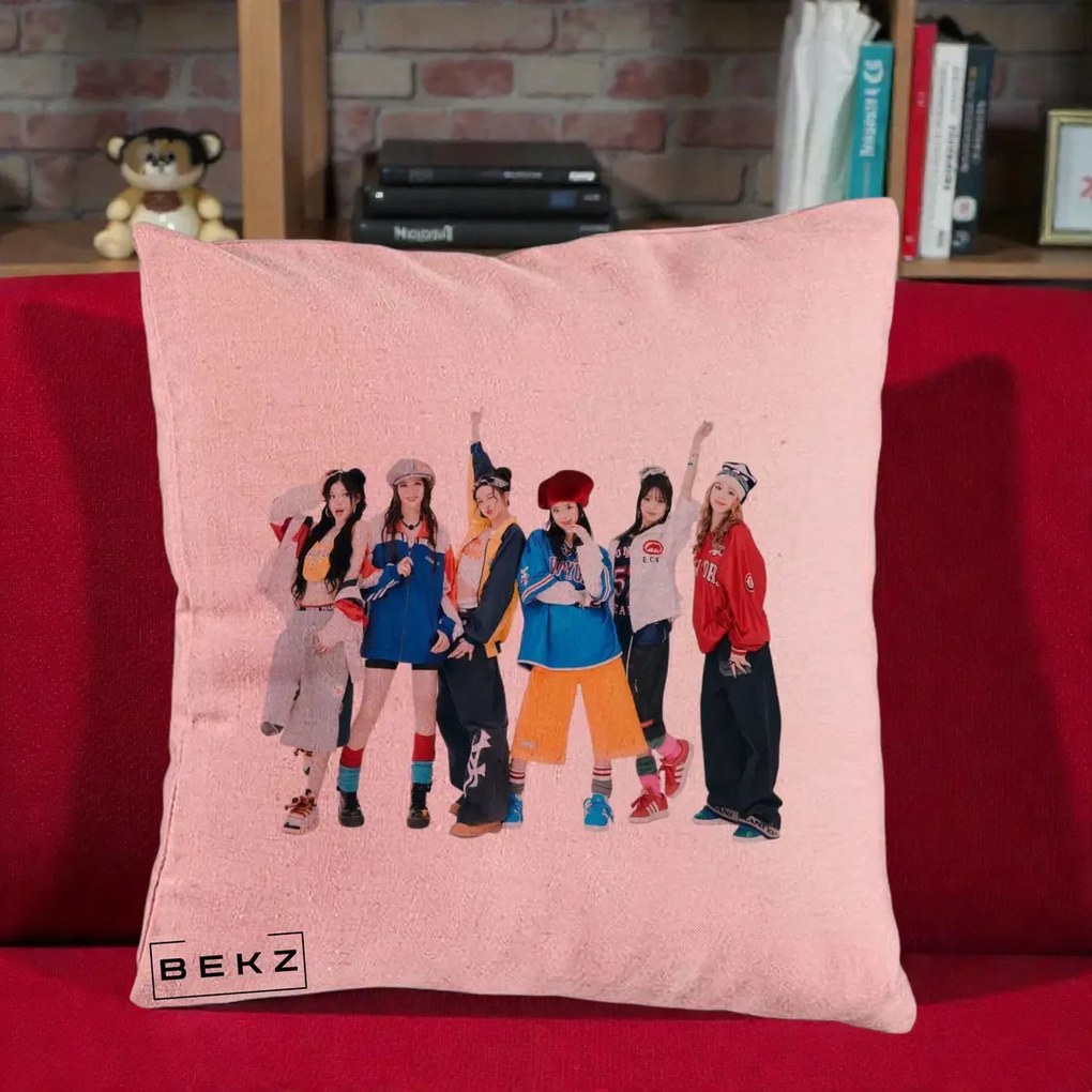 Perna Personalizata Grup K-pop Fete in Picioare Foto, 40x40 cm, Roz, Husa Detasabila, Perna Inclusa, BEKZ®
