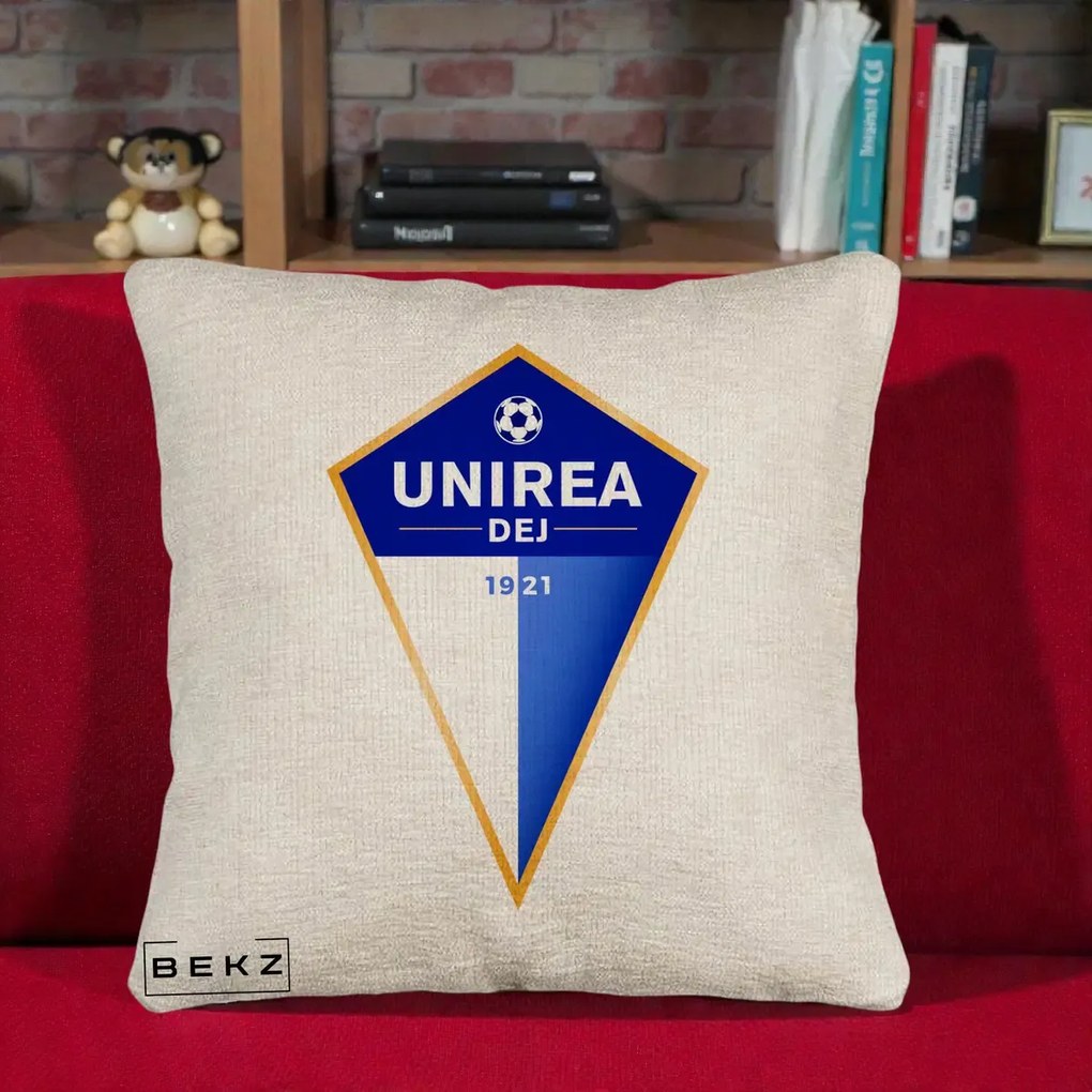 Perna Personalizata Unirea Dej 1921 Fotbal, 40x40 cm, Bej Canapea, Husa Detasabila, Perna Inclusa, BEKZ®