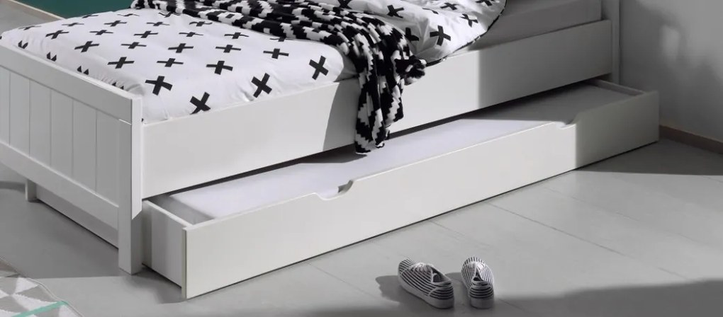 Set ERIK format într-un Pat copii (90x200) cu noptieră, Dulap camera copii cu 3 uși și birou.