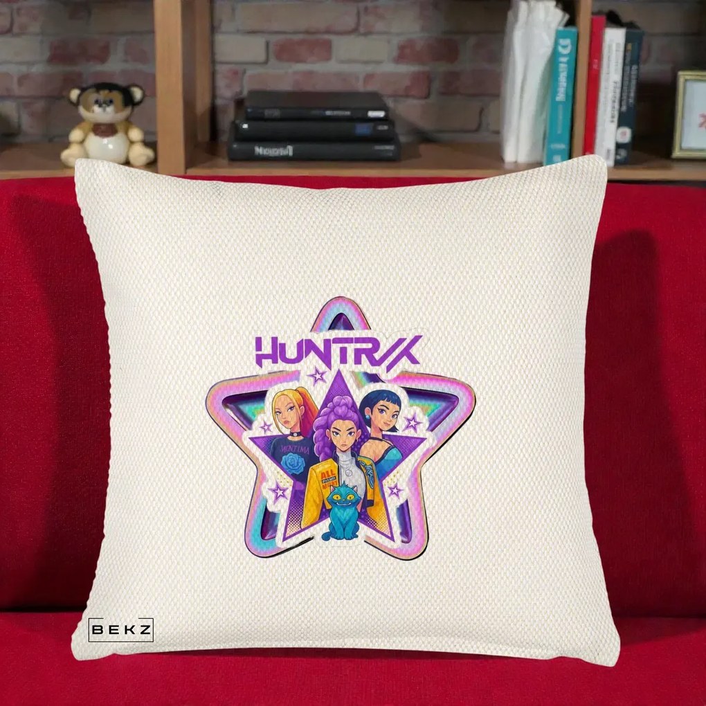 Perna Personalizata K-pop HUNTRX Trio Stea cu Pisica, 40x40 cm, Crem Reliefat, Husa Detasabila, Perna Inclusa, BEKZ®