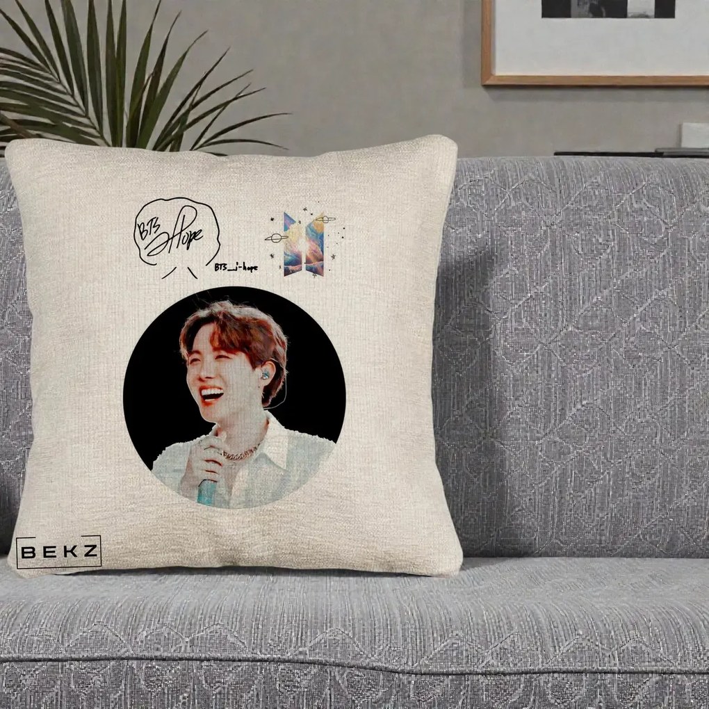 Perna Personalizata K-pop BTS J-Hope Portret cu Autograf, 40x40 cm, Bej Canapea, Husa Detasabila, Perna Inclusa, BEKZ®