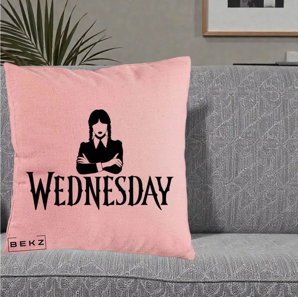 Perna Personalizata Wednesday Addams cu Brate Incrucisate, 40x40 cm, Roz, Husa Detasabila, Perna Inclusa, BEKZ®