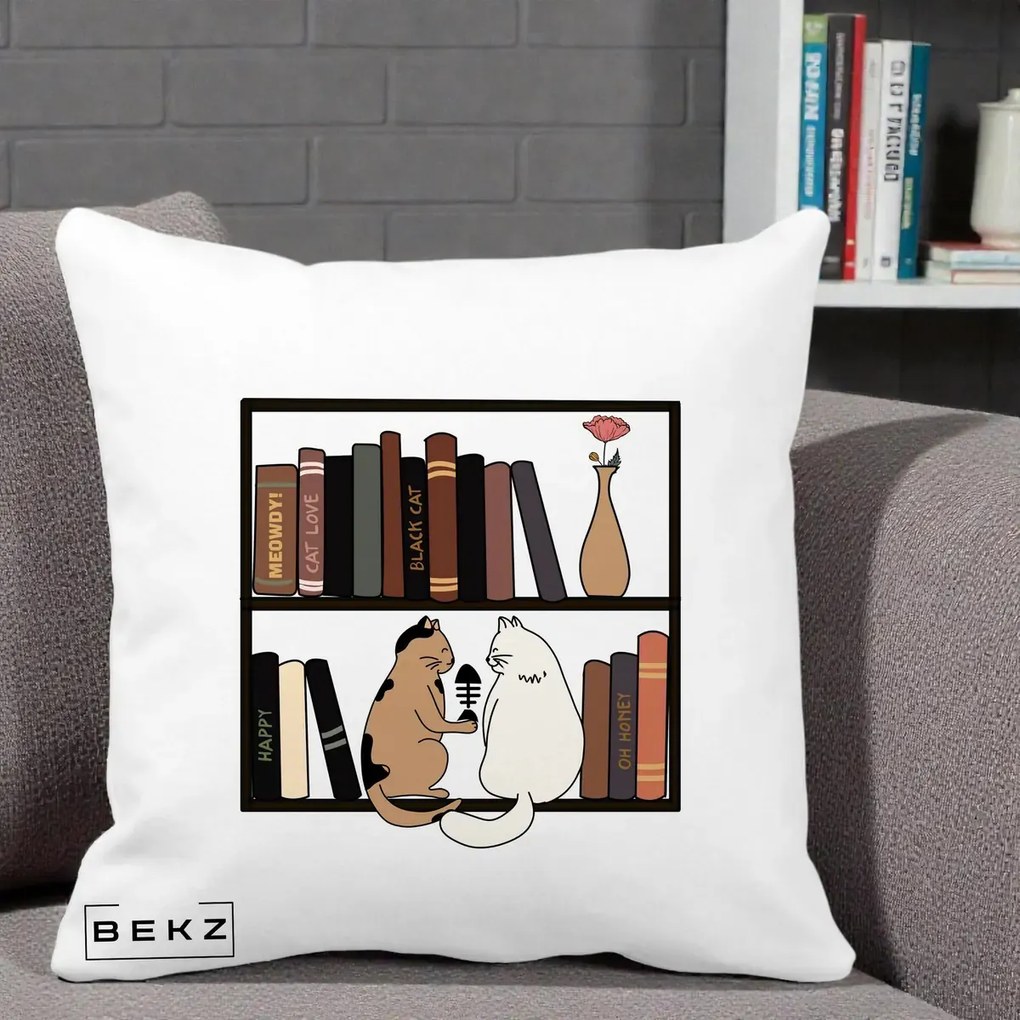 Perna Personalizata Pisici si Carti pe Raft, 40x40 cm, Alba Mata, Husa Detasabila, Perna Inclusa, BEKZ®