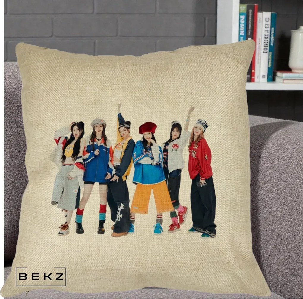 Perna Personalizata Grup K-pop Fete in Picioare Foto, 40x40 cm, Crem, Husa Detasabila, Perna Inclusa, BEKZ®