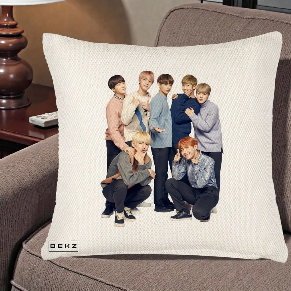 Perna Personalizata K-pop BTS Foto Grup In Picioare Tricoturi, 40x40 cm, Crem Reliefat, Husa Detasabila, Perna Inclusa, BEKZ®