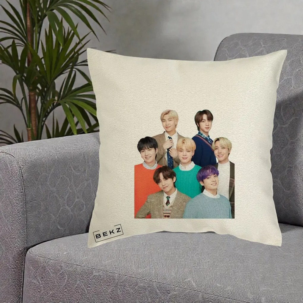 Perna Personalizata K-pop BTS Fotografie Grup Tinute Elegante, 40x40 cm, Ecru, Husa Detasabila, Perna Inclusa, BEKZ®