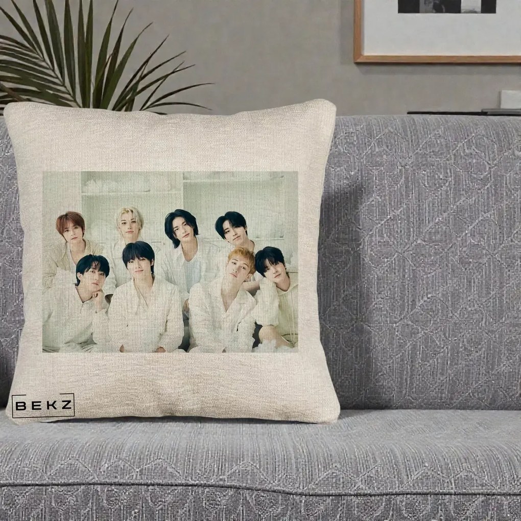 Perna Personalizata K-pop Stray Kids Foto Grup Alb All-White cu 8 Membrii, 40x40 cm, Bej Canapea, Husa Detasabila, Perna Inclusa, BEKZ®