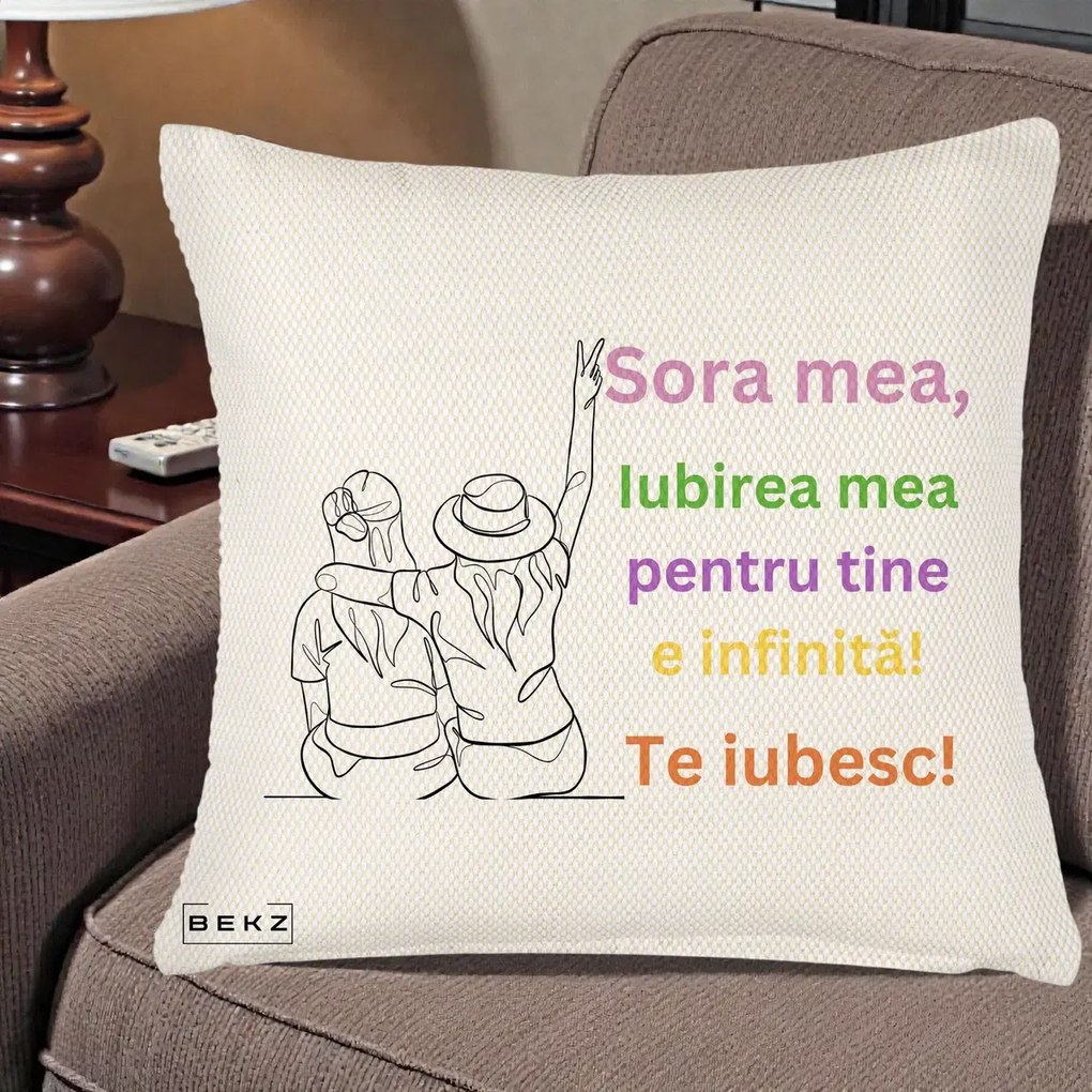 Cadou pentru Sora - Perna Personalizata Sora Mea Te Iubesc Doua Fete cu Palarie si Umbrela, 40x40 cm, Crem Reliefat, Husa Detasabila, Perna Inclusa, BEKZ®