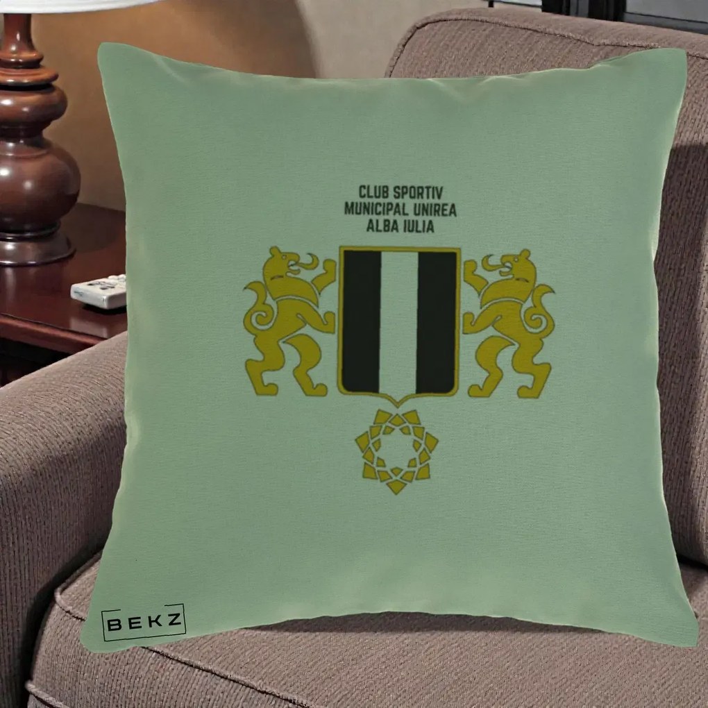 Perna Personalizata CSM Unirea Alba Iulia Fotbal, 40x40 cm, Verde, Husa Detasabila, Perna Inclusa, BEKZ®