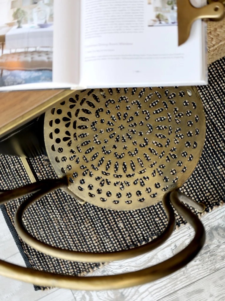 Scaun dining din metal, auriu, cu spătar dublu arcuit și șezut rotund traforat, finisaj alamă antichizată, Î 92 cm, Ø 41 cm, „Arles”