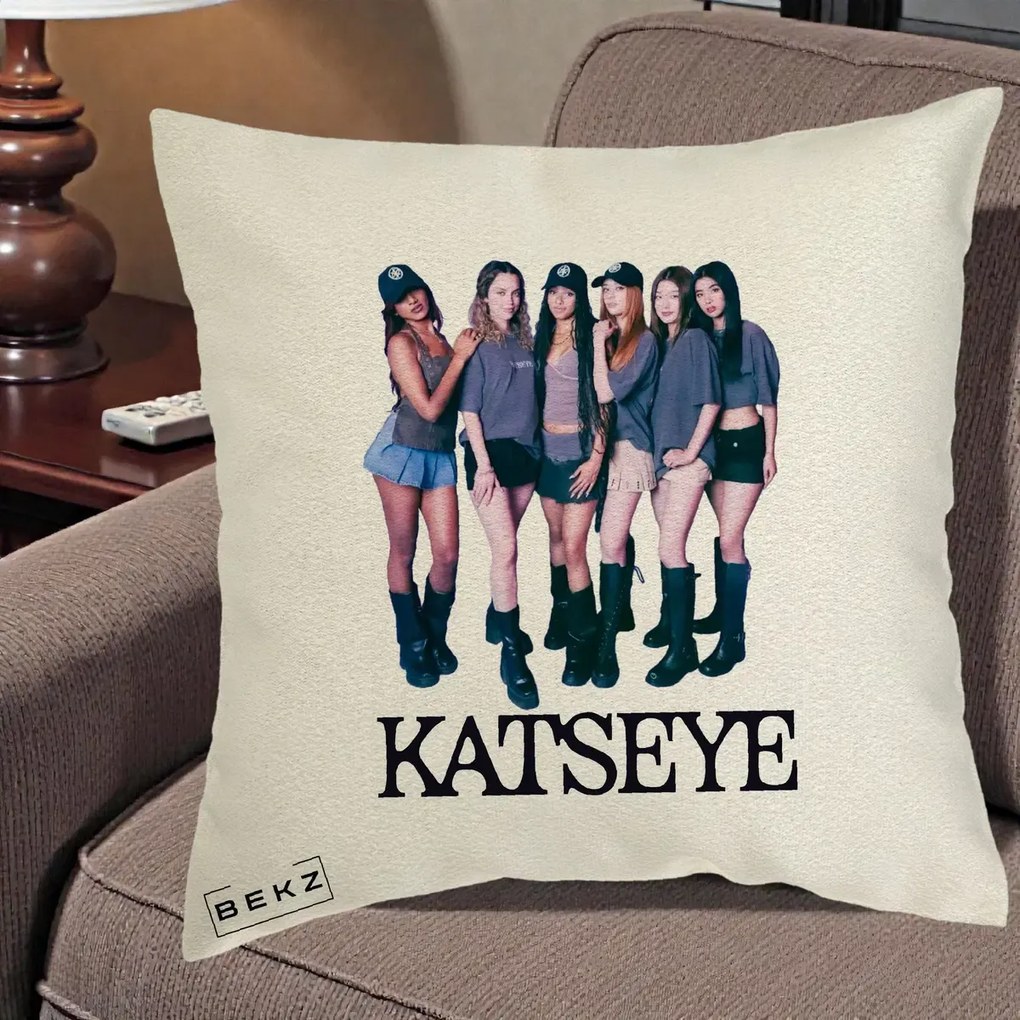 Perna Personalizata K-pop KATSEYE Grup Foto Tinute Gri, 40x40 cm, Ecru, Husa Detasabila, Perna Inclusa, BEKZ®