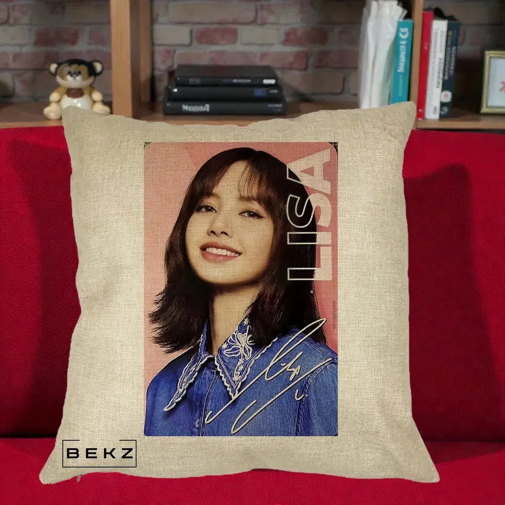 Perna Personalizata K-pop BLACKPINK Lisa cu Semnatura, 40x40 cm, Crem, Husa Detasabila, Perna Inclusa, BEKZ®