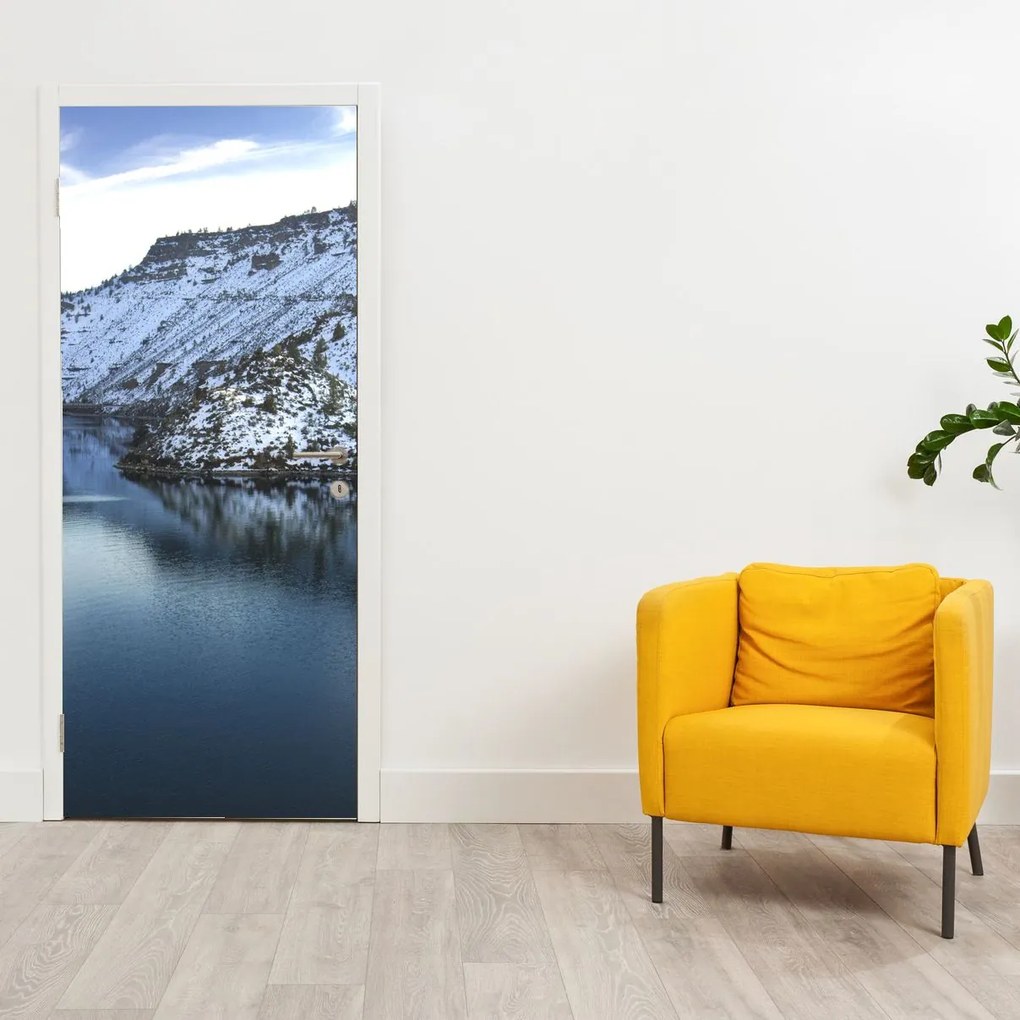Fototapet pentru ușă - Peisaj de iarnă cu lac (95x205cm)