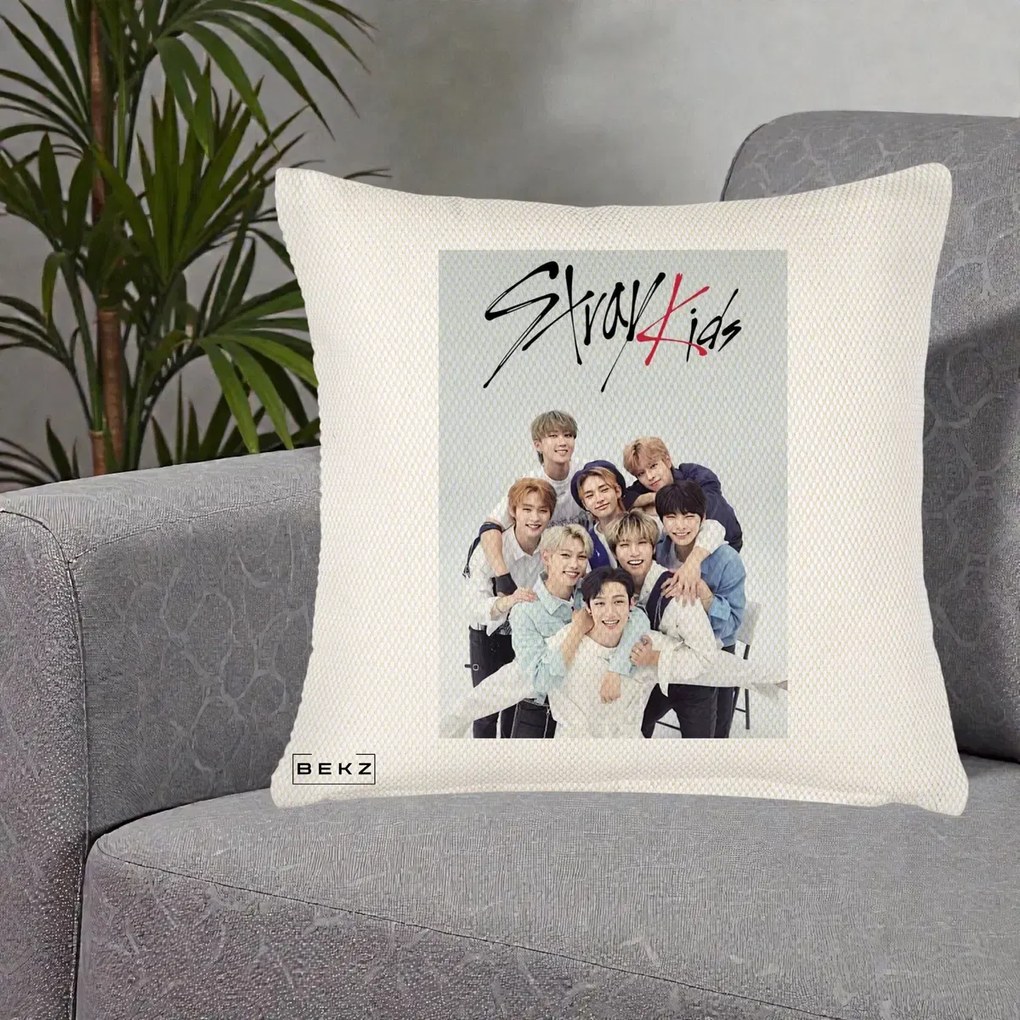 Perna Personalizata K-pop Stray Kids cu Foto Grup Alb-Albastru, 40x40 cm, Crem Reliefat, Husa Detasabila, Perna Inclusa, BEKZ®
