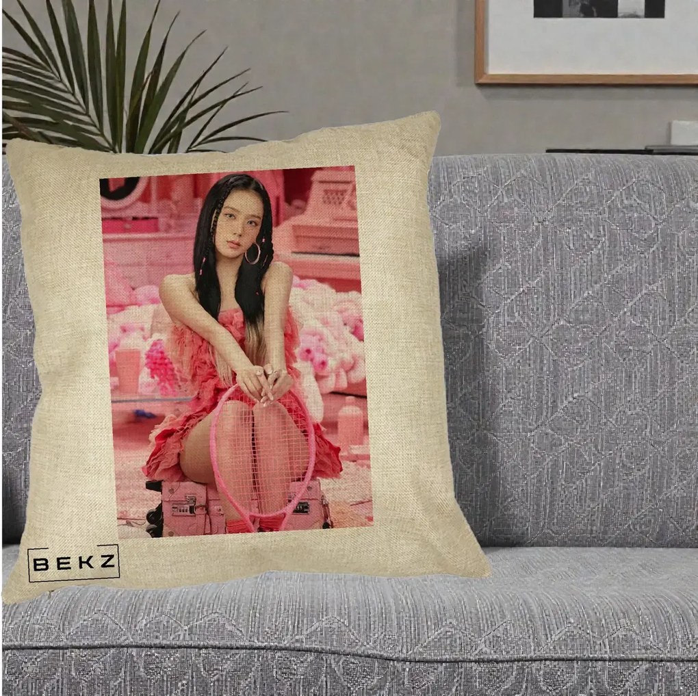 Perna Personalizata K-pop BLACKPINK Jisoo Pink Room, 40x40 cm, Crem, Husa Detasabila, Perna Inclusa, BEKZ®