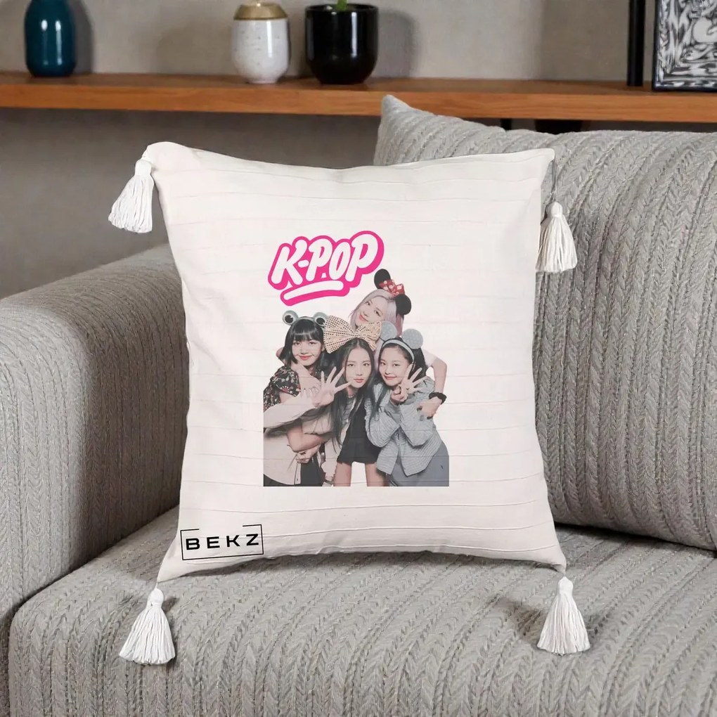 Perna Personalizata BLACKPINK K-Pop Grup Pozitii Amuzante, 40x40 cm, Bej cu Franjuri, Husa Detasabila, Perna Inclusa, BEKZ®