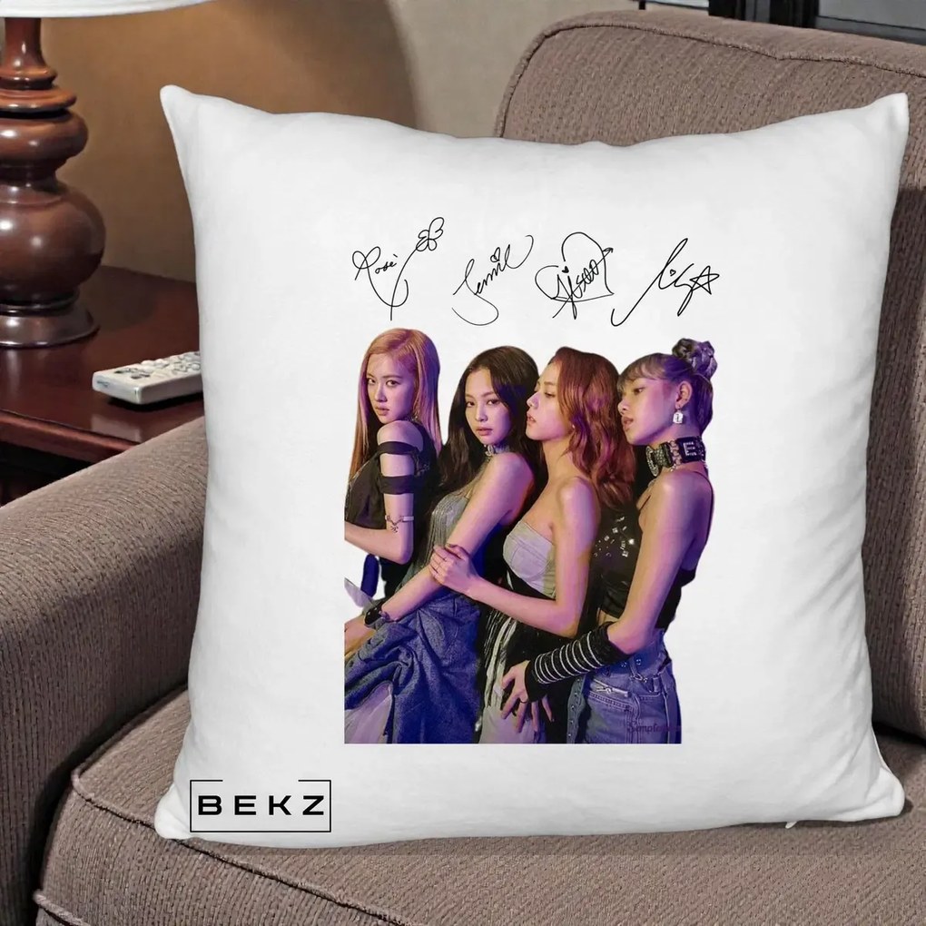 Perna Personalizata K-pop BLACKPINK Fotografie Grup Autografe Deasupra, 40x40 cm, Alb Pufos, Husa Detasabila, Perna Inclusa, BEKZ®
