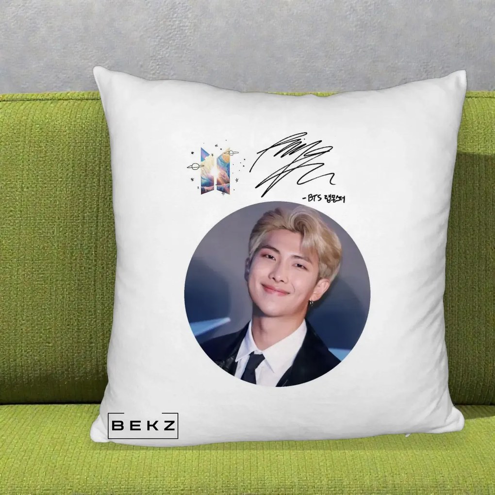 Perna Personalizata K-pop BTS RM Namjoon Portret Cerc cu Autograf, 40x40 cm, Alb Pufos, Husa Detasabila, Perna Inclusa, BEKZ®