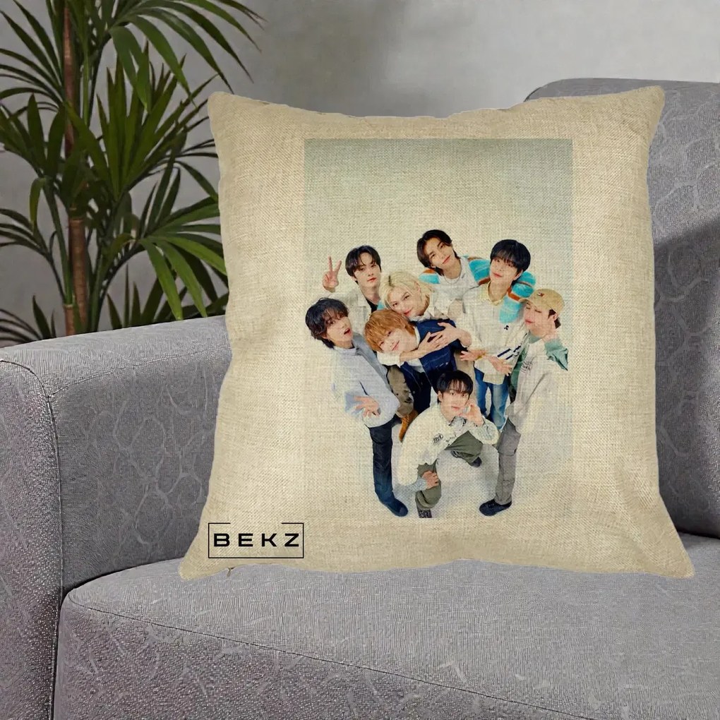 Perna Personalizata K-pop Stray Kids Foto Grup Bleu, 40x40 cm, Crem, Husa Detasabila, Perna Inclusa, BEKZ®