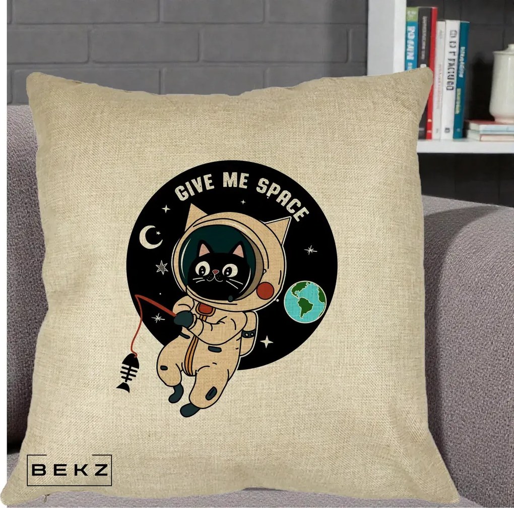 Perna Decorativa Give Me Space Pisica Astronaut, 40x40 cm, Crem, Husa Detasabila, Perna Inclusa, BEKZ®