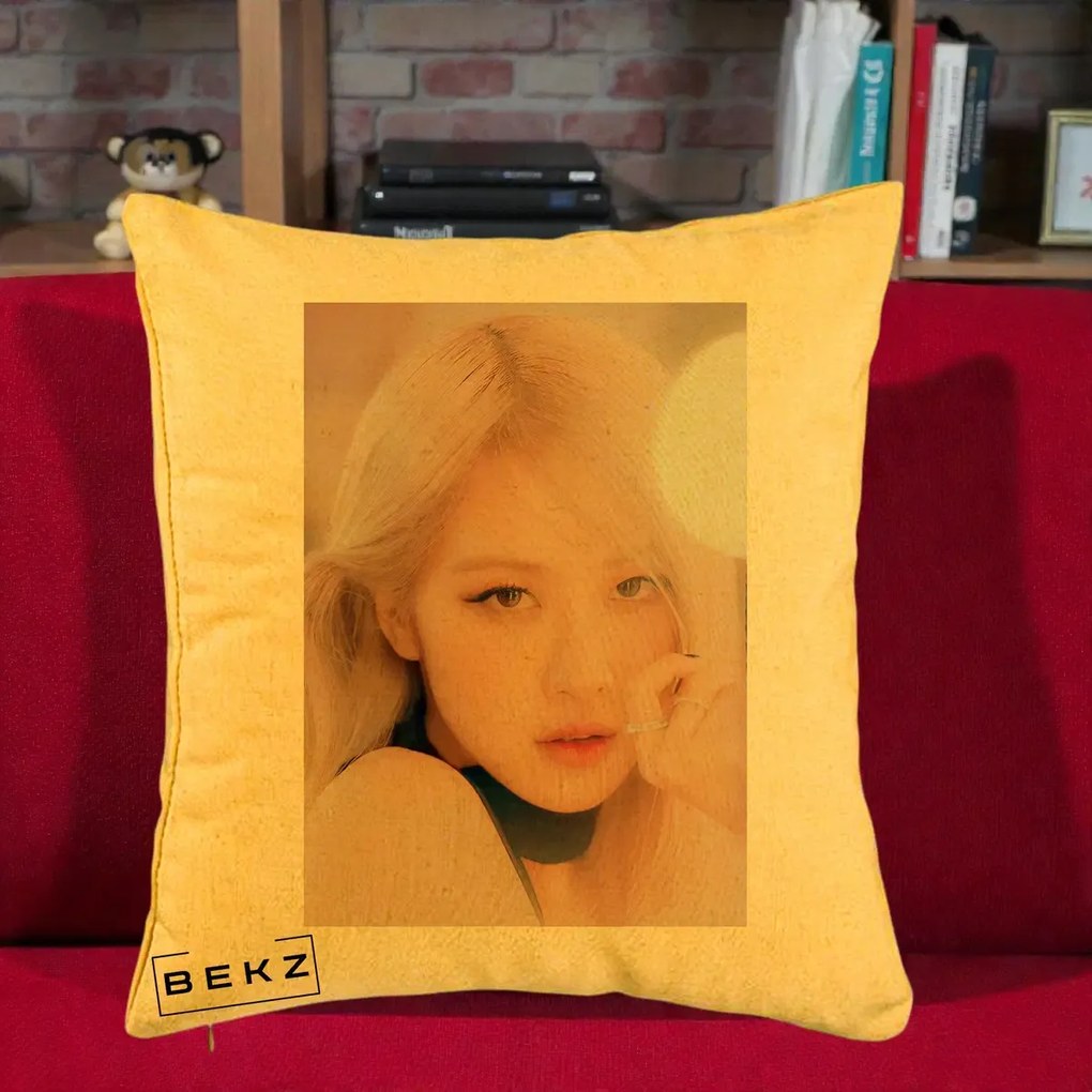 Perna Personalizata K-pop BLACKPINK Rose Blond cu Inel Roz Pastel, 40x40 cm, Galben, Husa Detasabila, Perna Inclusa, BEKZ®