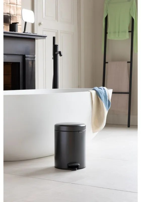 Cos cu pedala Brabantia NewIcon 1008838, 5 L, Inchidere lina, Baza antiderapanta, Gri inchis