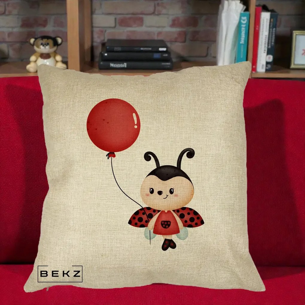 Perna Decorativa Buburuza cu Balon Rosu, 40x40 cm, Crem, Husa Detasabila, Perna Inclusa, BEKZ®
