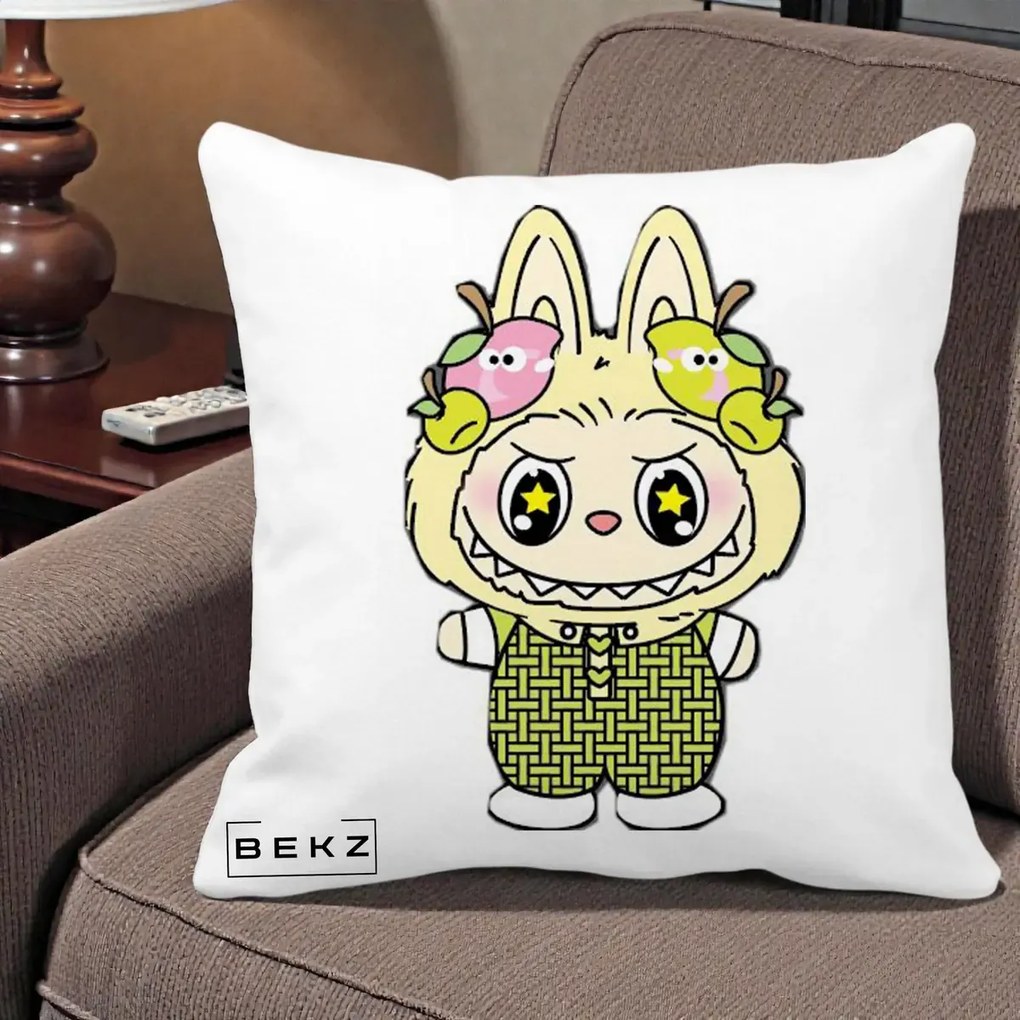 Perna Personalizata Labubu Galben cu Mere si Salopeta, 40x40 cm, Alba Mata, Husa Detasabila, Perna Inclusa, BEKZ®