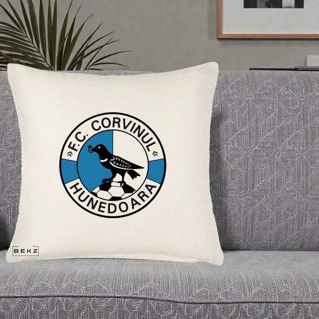 Perna Personalizata FC Corvinul Hunedoara Fotbal, 40x40 cm, Crem Reliefat, Husa Detasabila, Perna Inclusa, BEKZ®